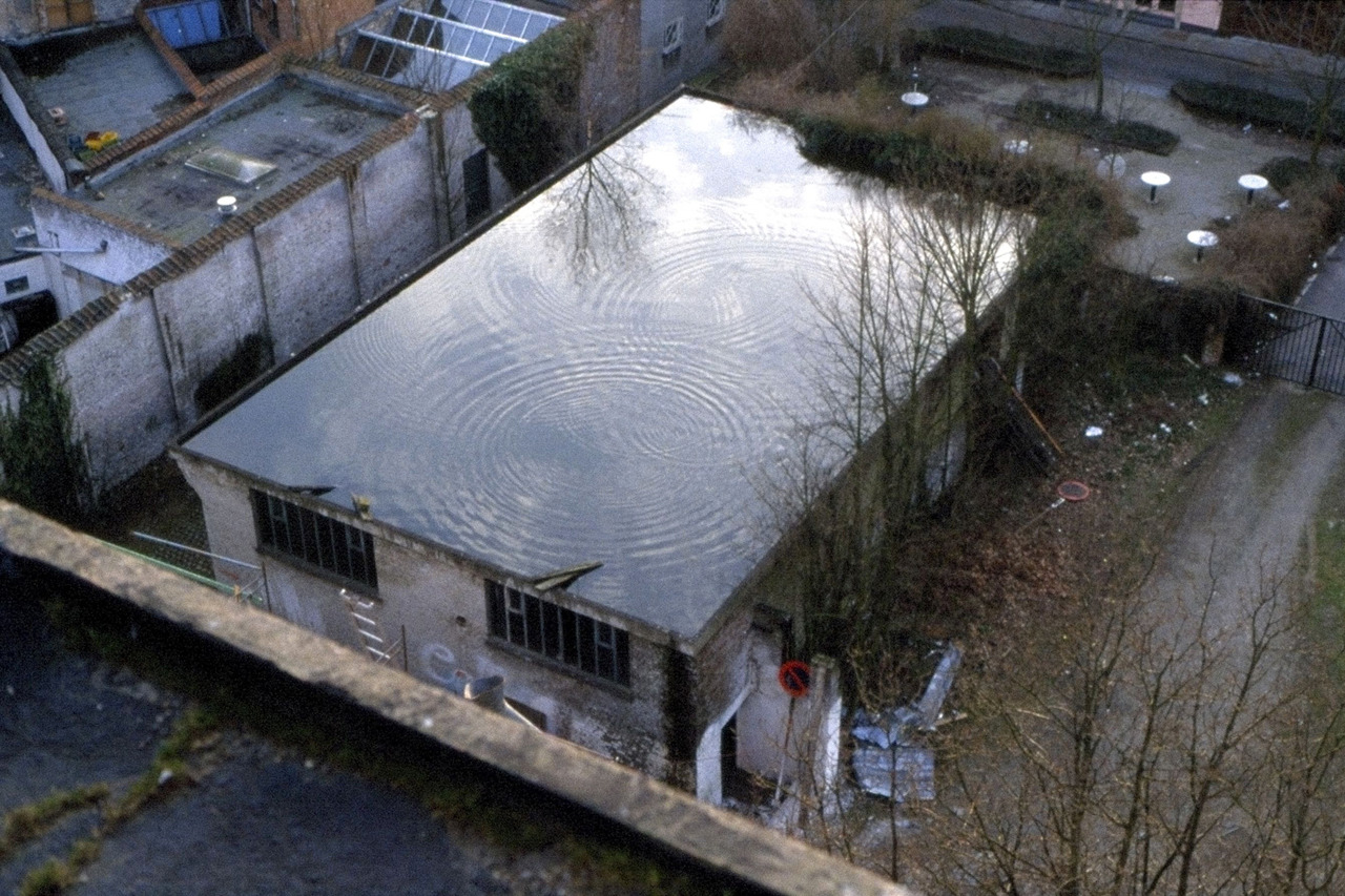 Gabriel Orozco, De techo a techo, 1993