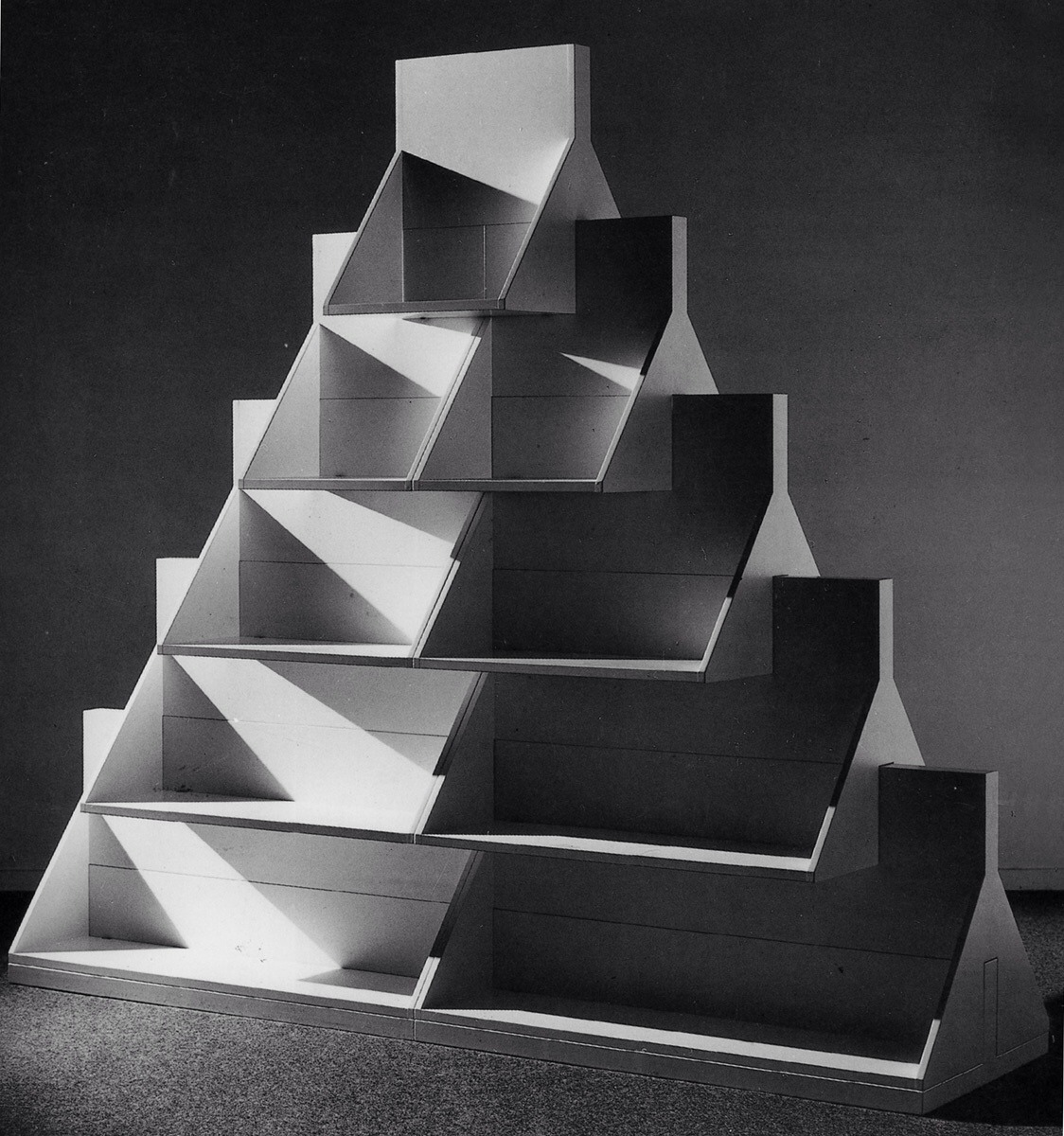 Ugo La Pietra, Libreria Uno sull’altro, 1968Produzione Poggi, Pavia